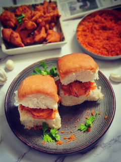 A picture of Kanda bhaji Pav.