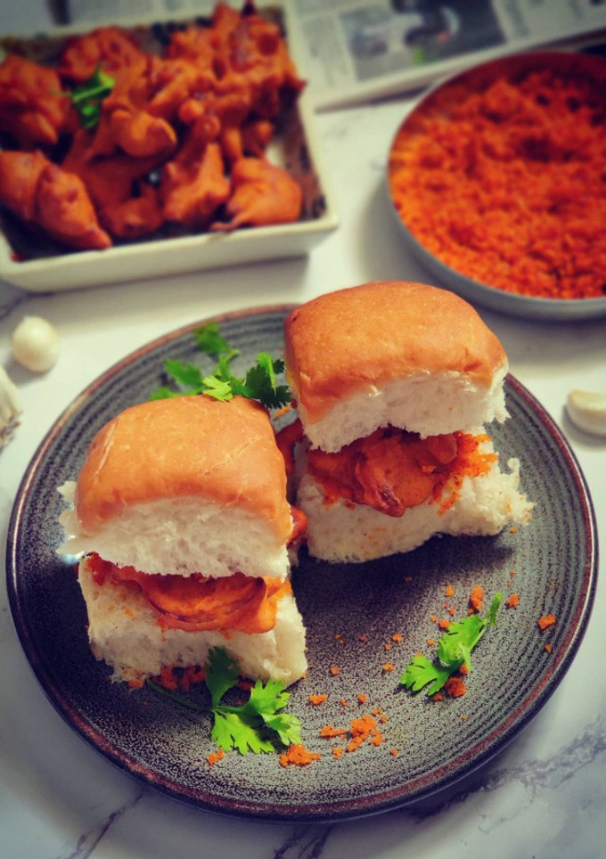 A picture of Kanda bhaji Pav.