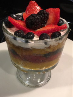 Una foto de Copa de frutas del bosque y torta de calabaza