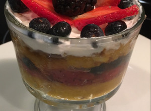 Una foto de Copa de frutas del bosque y torta de calabaza