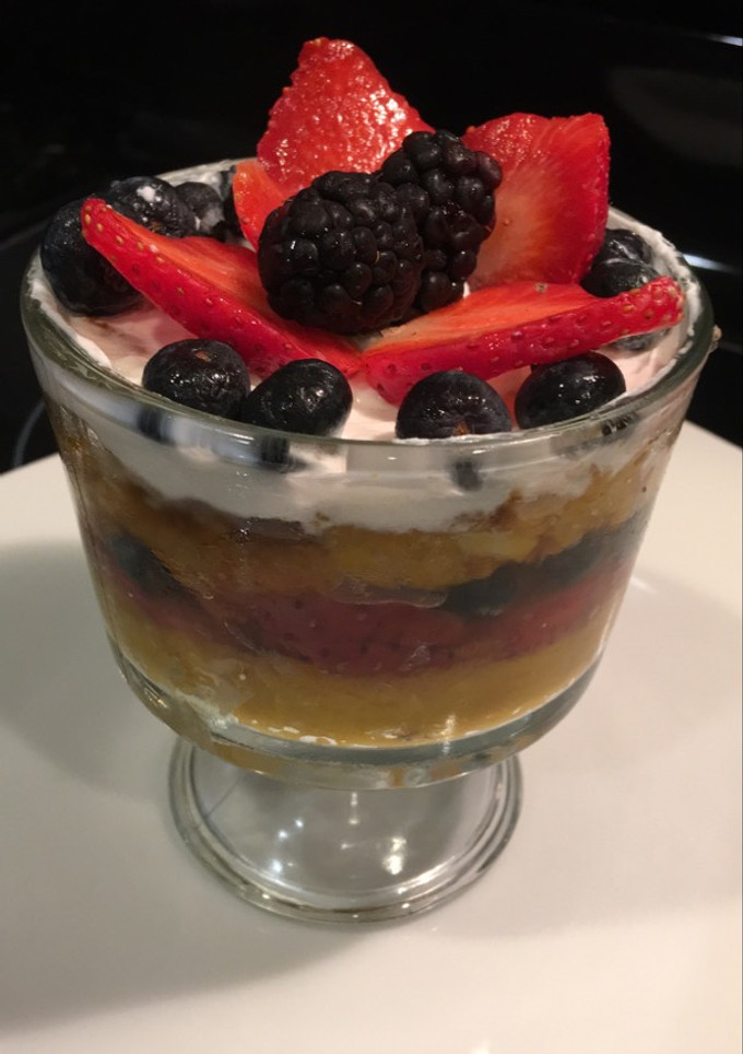 Una foto de Copa de frutas del bosque y torta de calabaza