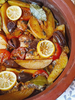 Una foto de Tajín marroquí de pollo y patatas