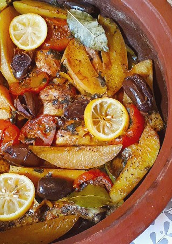 Una foto de Tajín marroquí de pollo y patatas