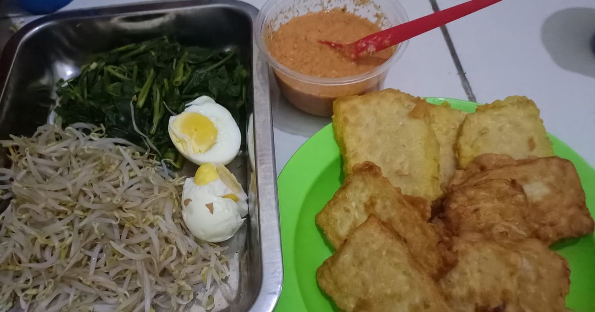 Pecel sayur dan tempe goreng tepung