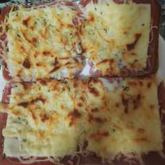 Una foto de Pizza casera con base de sándwich (opción rápida de pizza)