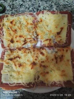 Una foto de Pizza casera con base de sándwich (opción rápida de pizza)