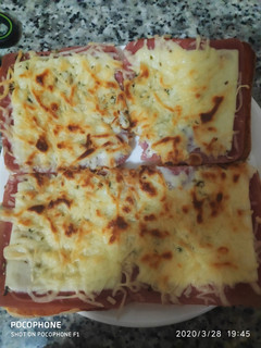 Una foto de Pizza casera con base de sándwich (opción rápida de pizza)