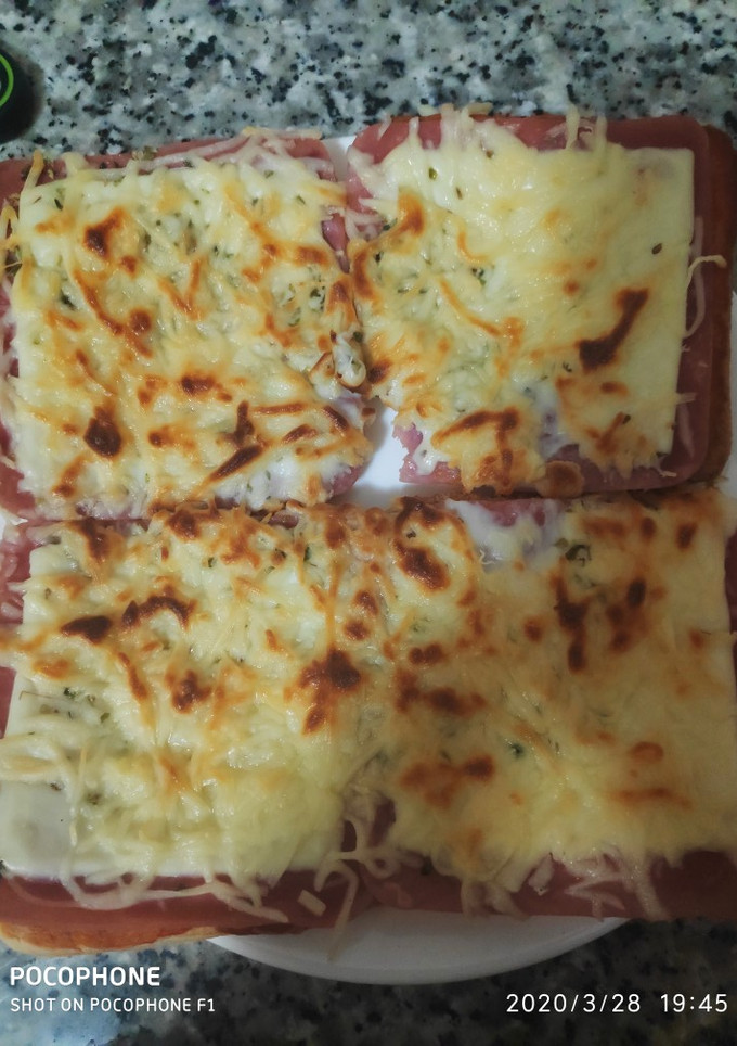Una foto de Pizza casera con base de sándwich (opción rápida de pizza)