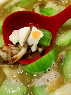 鹹蛋の蘋果絲瓜鮮菇湯 的食譜成品照片