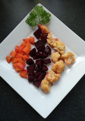 TÉNÉ lilahagyma-ágyon sült zöldségek recept fotója