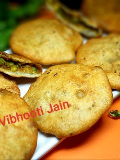 मटर पनीर स्टफ्ड पूरी कचौड़ी (matar paneer stuffed poori kachori recipe in Hindi) रेसिपी मुख्य फोटो