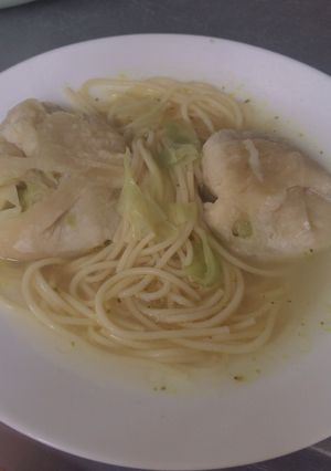 Una foto de Sopa 🍜 con Domplings 🌱 vegano