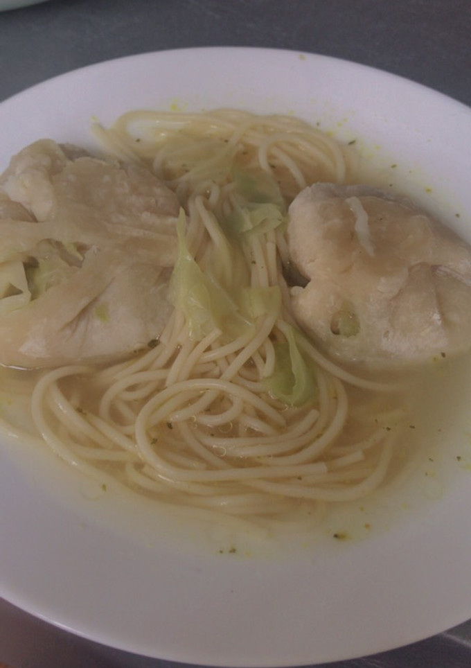 Una foto de Sopa 🍜 con Domplings 🌱 vegano