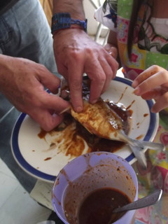 Una foto de Pescado en adobo de chiles y cerveza Martincito