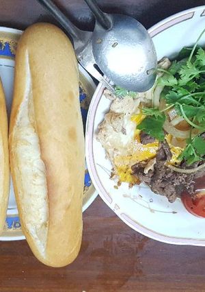 Hình của món Bánh mì bò ốp la.