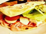 Una foto di piadina con esubero