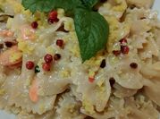 Una foto di farfalle al salmone