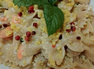 Foto di Farfalle Integrali con Zucchine Salmone e Menta Fresca