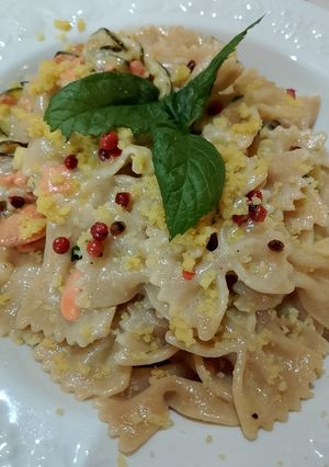Foto di Farfalle Integrali con Zucchine Salmone e Menta Fresca