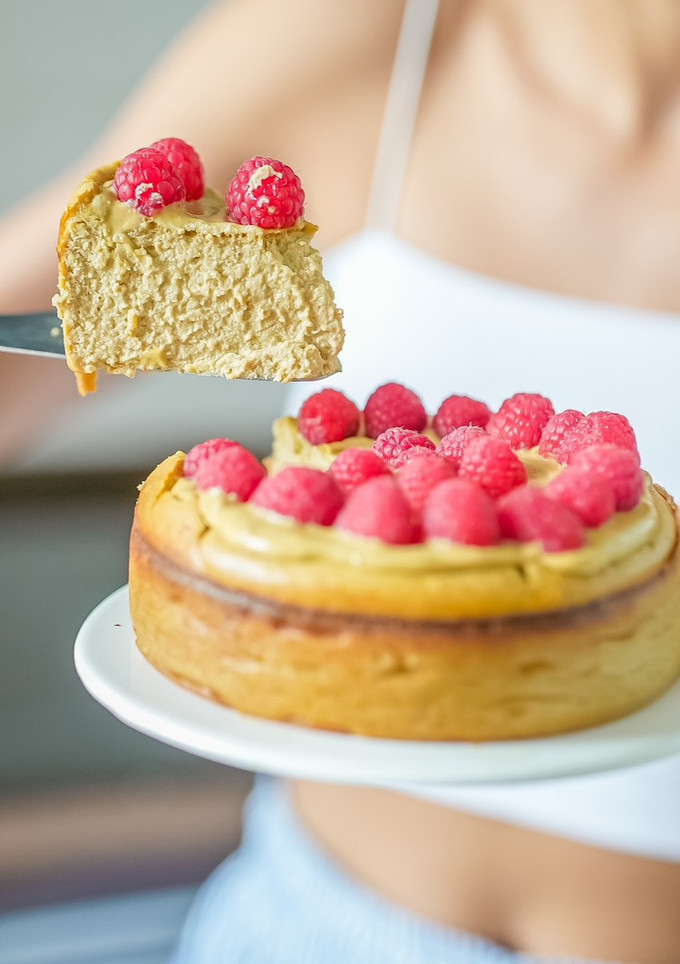 Una foto de Cheesecake de queso fresco y frambuesas