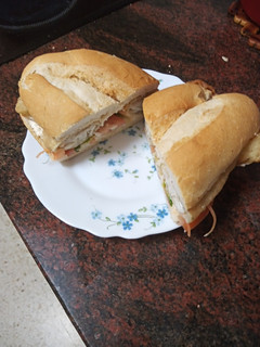 Una foto de Bocadillo de soldadito de merluza, ensalada mixta y mayonesa