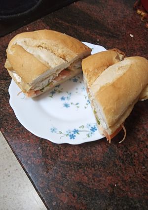 Una foto de Bocadillo de soldadito de merluza, ensalada mixta y mayonesa