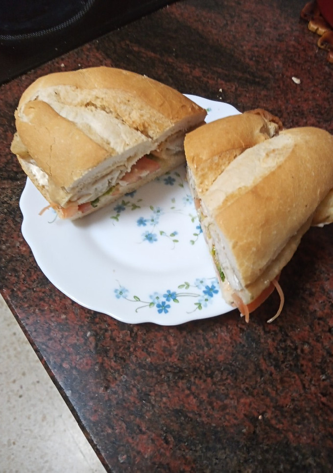 Una foto de Bocadillo de soldadito de merluza, ensalada mixta y mayonesa