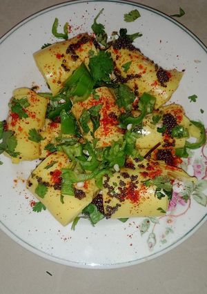 ખાંડવી (Khandvi Recipe In Gujarati) રેસીપી મુખ્ય ફોટો