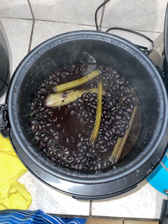 Una foto de Frijoles en olla multiusos