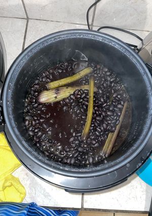 Una foto de Frijoles en olla multiusos
