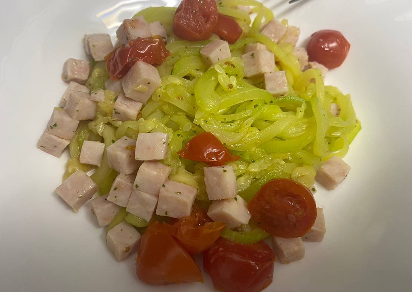 Espaguetis de calabacín con dados de pavo y tomates cherry Lékué
