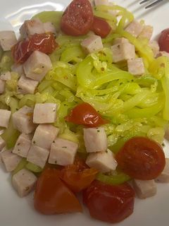 Una foto de Espaguetis de calabacín con dados de pavo y tomates cherry Lékué