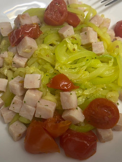 Una foto de Espaguetis de calabacín con dados de pavo y tomates cherry Lékué