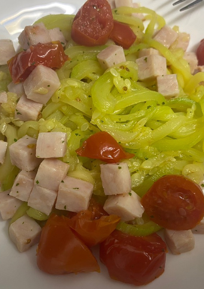 Una foto de Espaguetis de calabacín con dados de pavo y tomates cherry Lékué