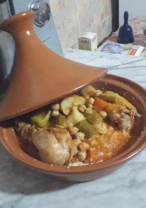 صورة لوصفة كسكسي بالدجاج والخضراء مرق احمر