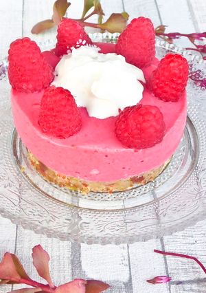 Une photo de Tartelettes crues à la framboise et crème de coco