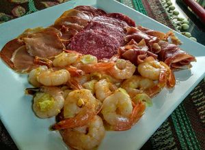 Una foto de FIAMBRES Y Gambas al Ajillo...!