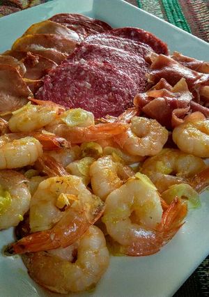 Una foto de FIAMBRES Y Gambas al Ajillo...!