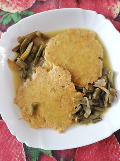 Una foto de Tortitas de pollo en salsa verde 😋