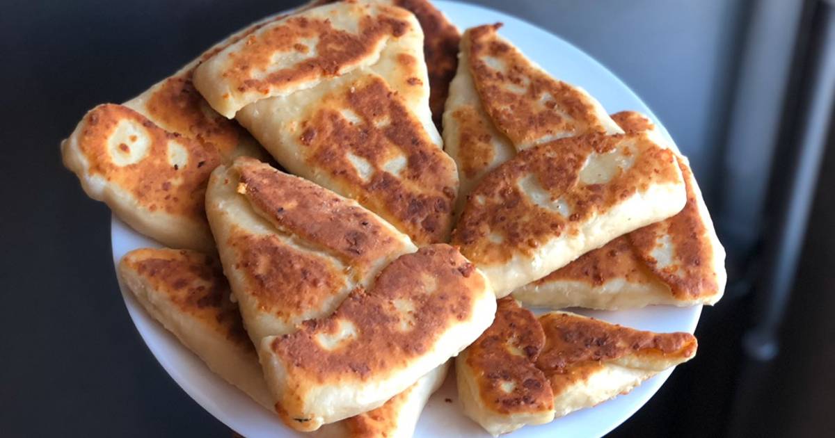 Треугольники с сыром рецепт. Сырные треугольники. Треугольники с сыром. Сырные треугольники вкусно и точка. Сырные треугольники рецепт.