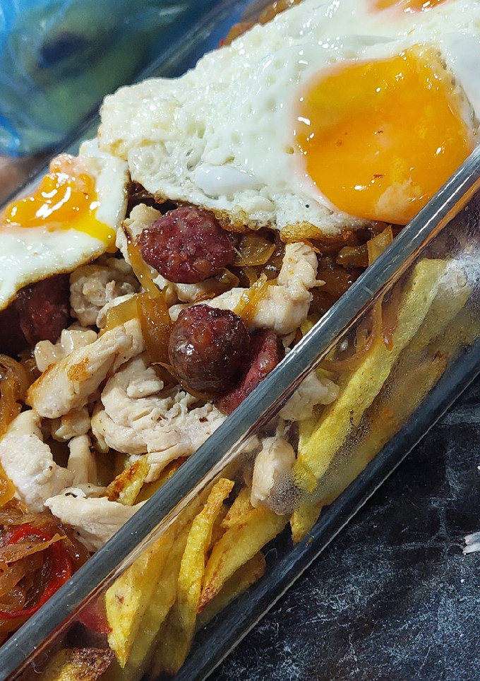 Una foto de Chorrillana de pollo