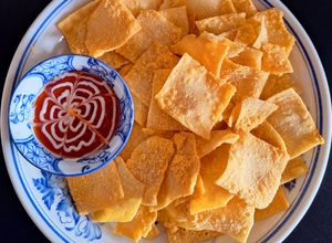 Hình của món Lá hoành thánh chiên giòn lắc phô mai.