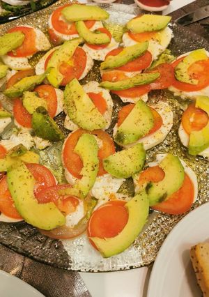 O poză a rețetei Salată cu mozzarella, avocado și roșii 🥑🍅.