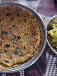 મેથી ની ભાજી ના થેપલા (Methi Bhaji Thepla Recipe In Gujarati) રેસીપી મુખ્ય ફોટો