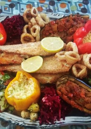 صورة لوصفة سمك مقلي مرافق بالخضر