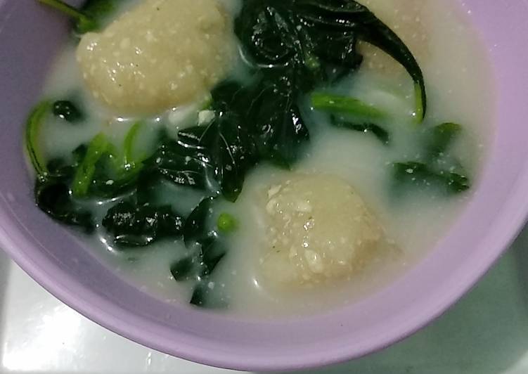 Bagaimana Membuat Sayur BaBaTu (bayam bakso tahu) yang Enak