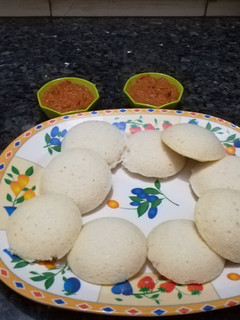 रवा/सूजी इडली (Rava /Suji Idli recipe in Hindi) रेसिपी मुख्य फोटो