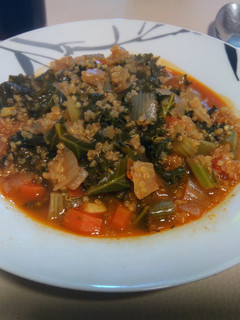 Una foto de Sopa de kale con quinoa y verduras