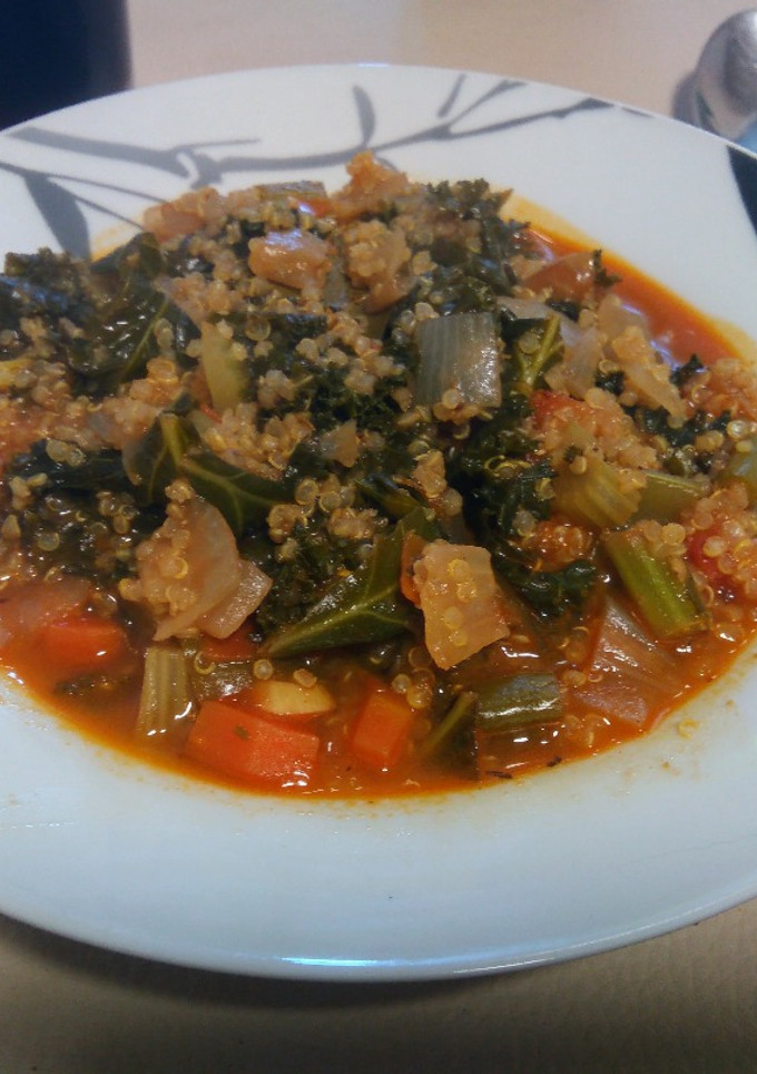 Una foto de Sopa de kale con quinoa y verduras