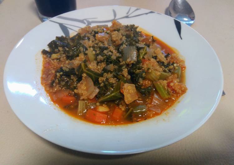 Sopa de kale con quinoa y verduras